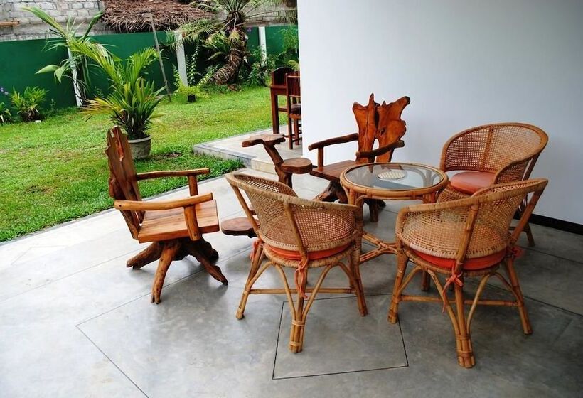 تختخواب و صبحانه Mary's Palm Garden