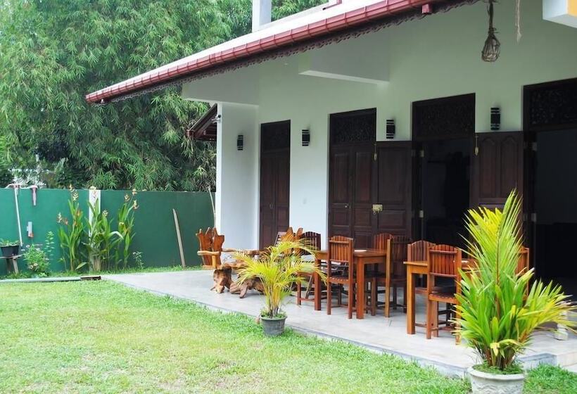 تختخواب و صبحانه Mary's Palm Garden