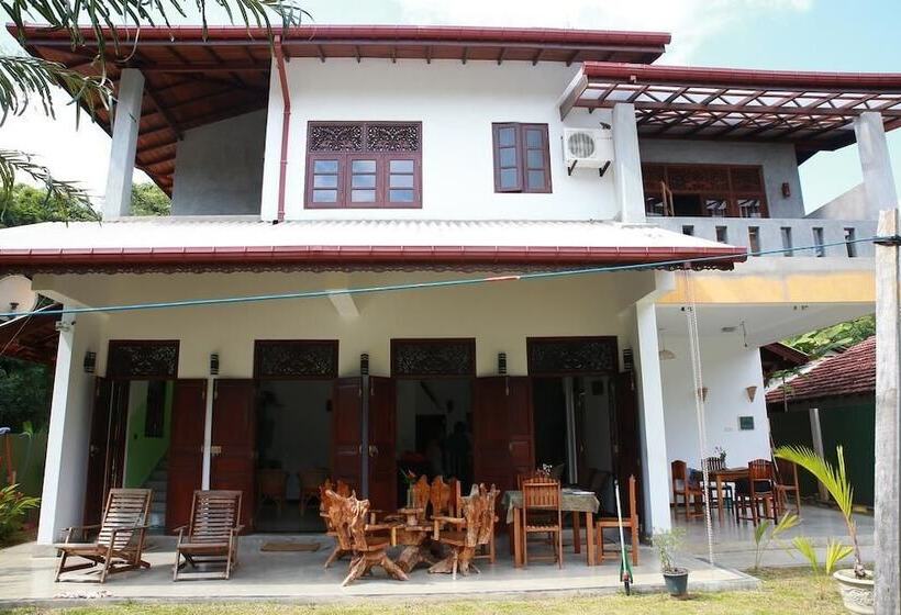 تختخواب و صبحانه Mary's Palm Garden