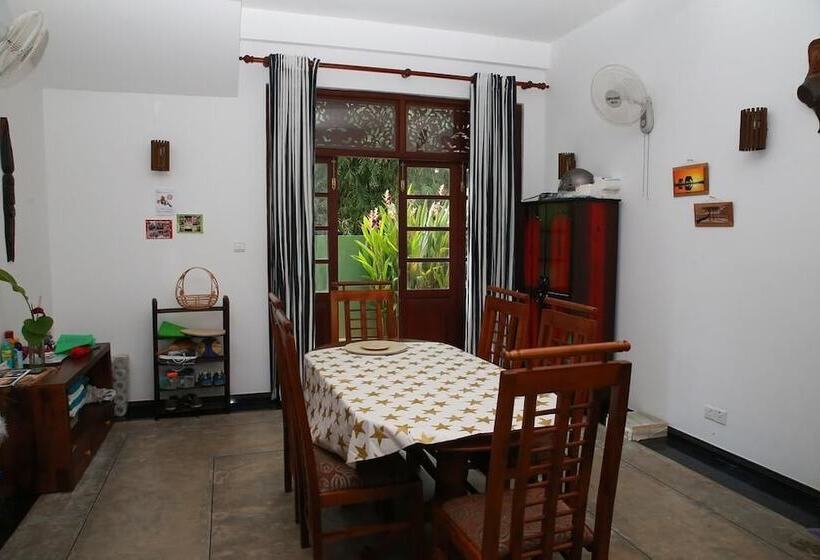 تختخواب و صبحانه Mary's Palm Garden