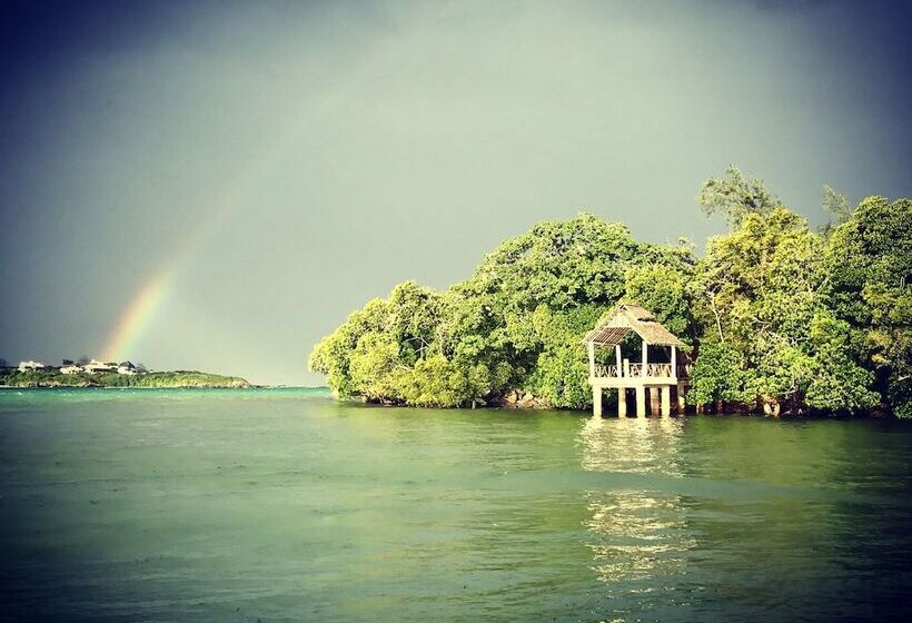 هتل Rock And Sea Resort