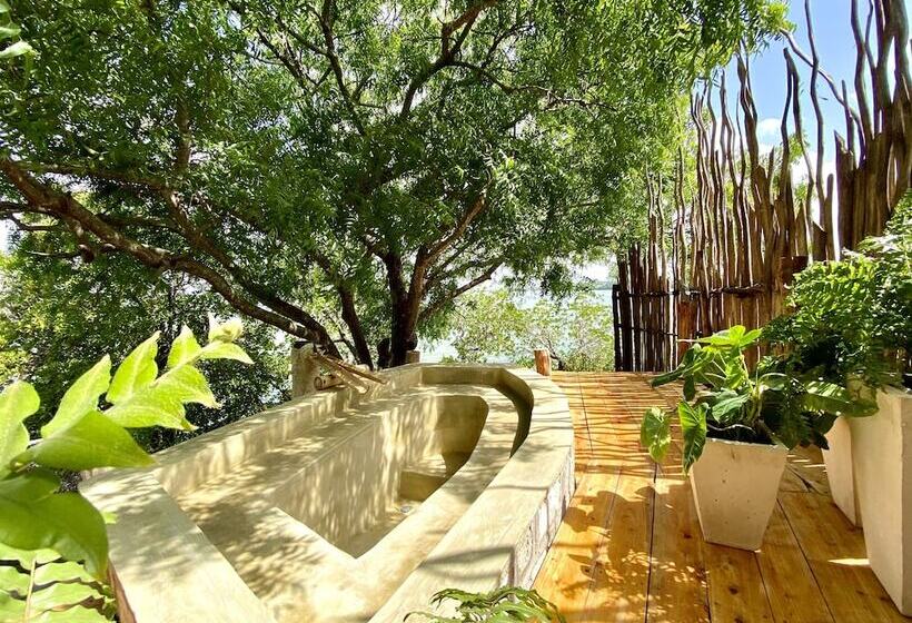 هتل Rock And Sea Resort