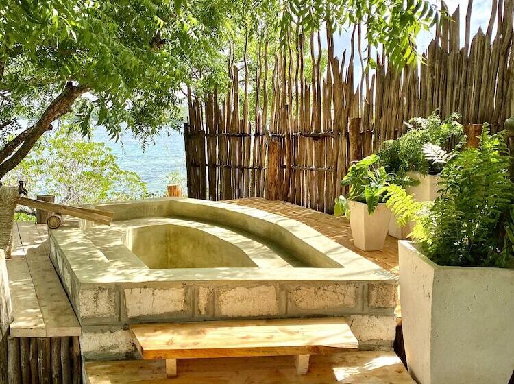 هتل Rock And Sea Resort