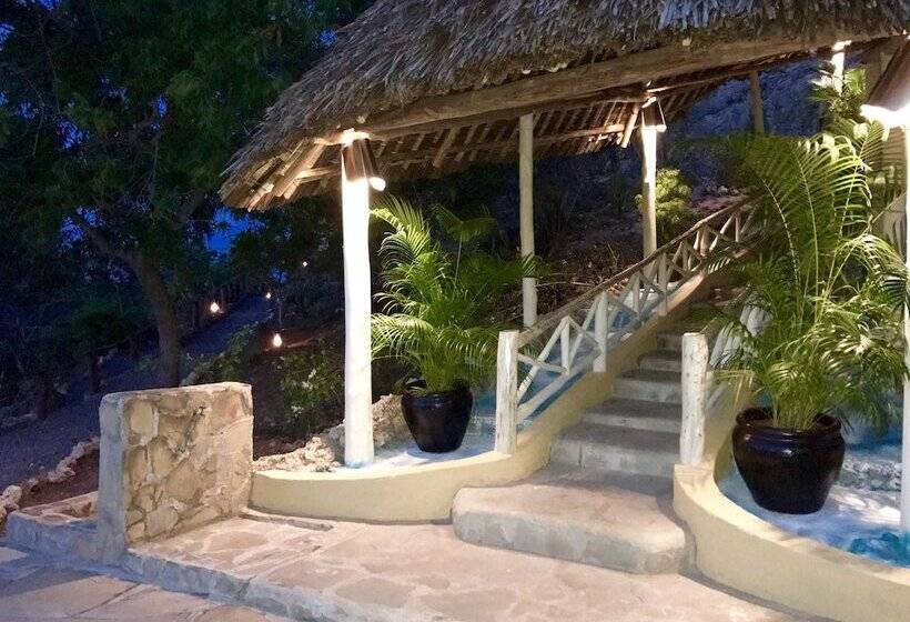 هتل Rock And Sea Resort