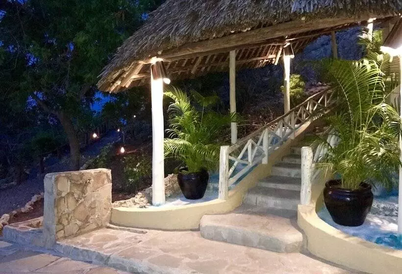 هتل Rock And Sea Resort