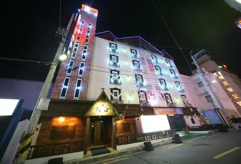 Jeonju Ua Dong Hotel Castle