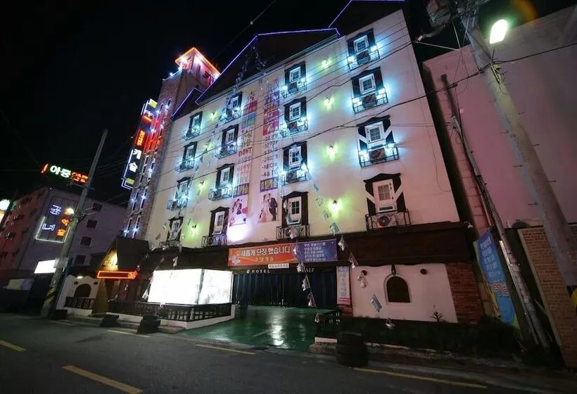 Jeonju Ua Dong Hotel Castle