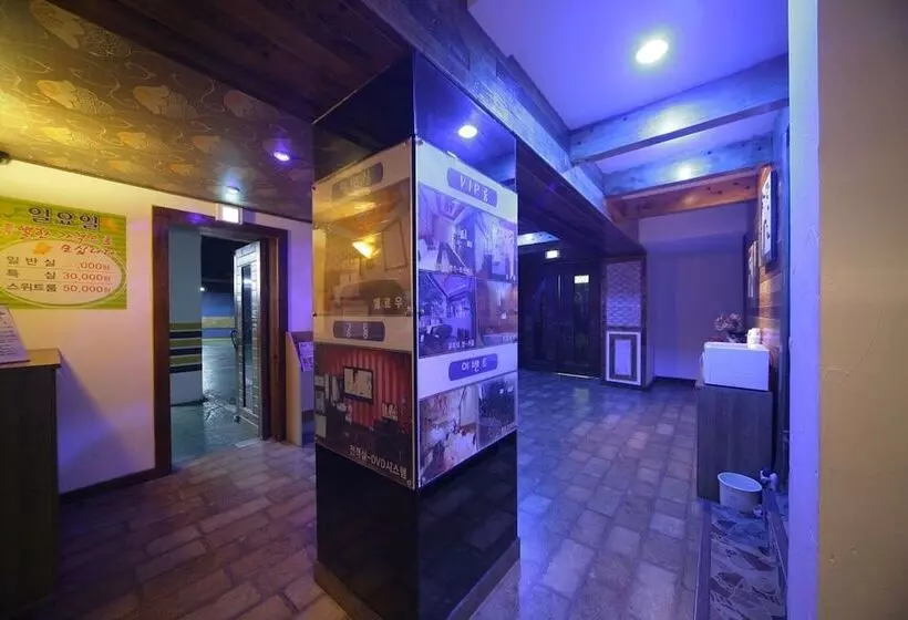Jeonju Ua Dong Hotel Castle