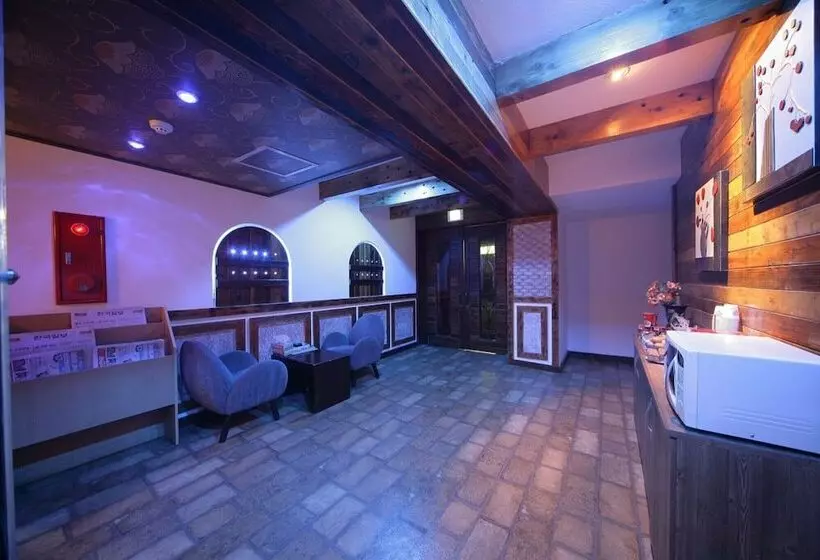 Jeonju Ua Dong Hotel Castle
