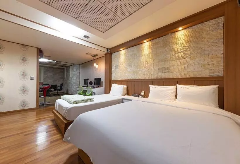 Jeonju Ua Dong Hotel Castle
