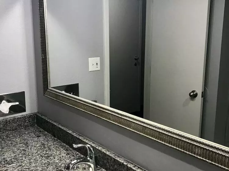 فندق American Inn North Kansas City