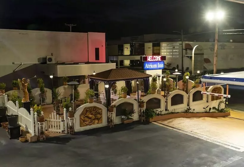 בית מלון כפרי Atrium Inn