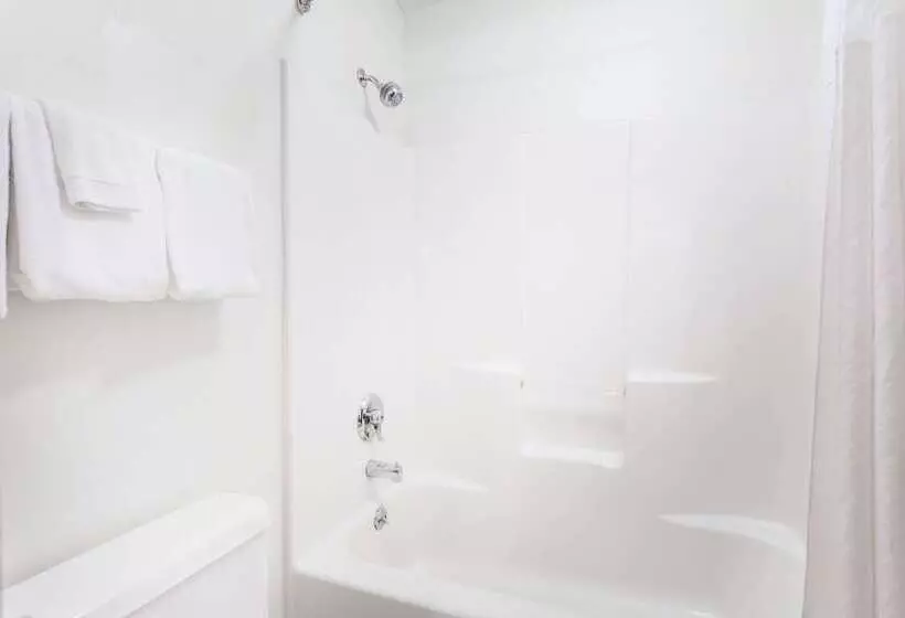 Hotel Baymont By Wyndham Lagrange