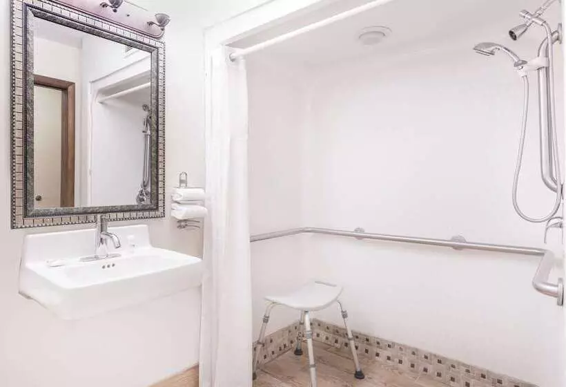 Hotel Baymont By Wyndham Lagrange