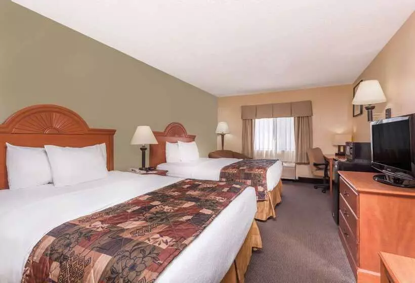 Hotel Baymont By Wyndham Lagrange