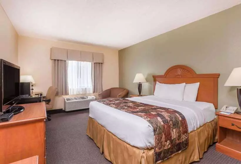 Hotel Baymont By Wyndham Lagrange