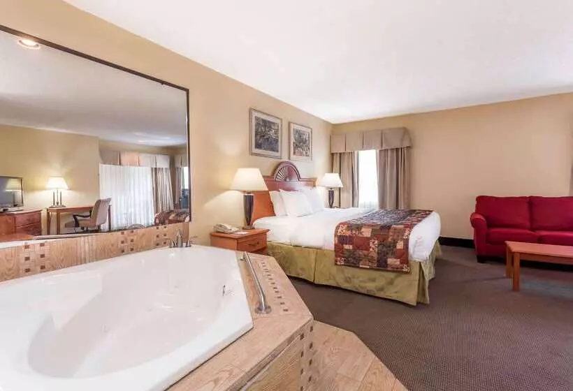 Hotel Baymont By Wyndham Lagrange