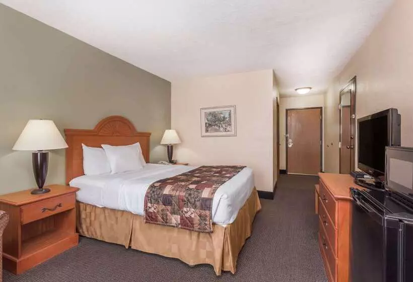 Hotel Baymont By Wyndham Lagrange