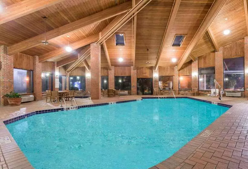 Hotel Baymont By Wyndham Lagrange