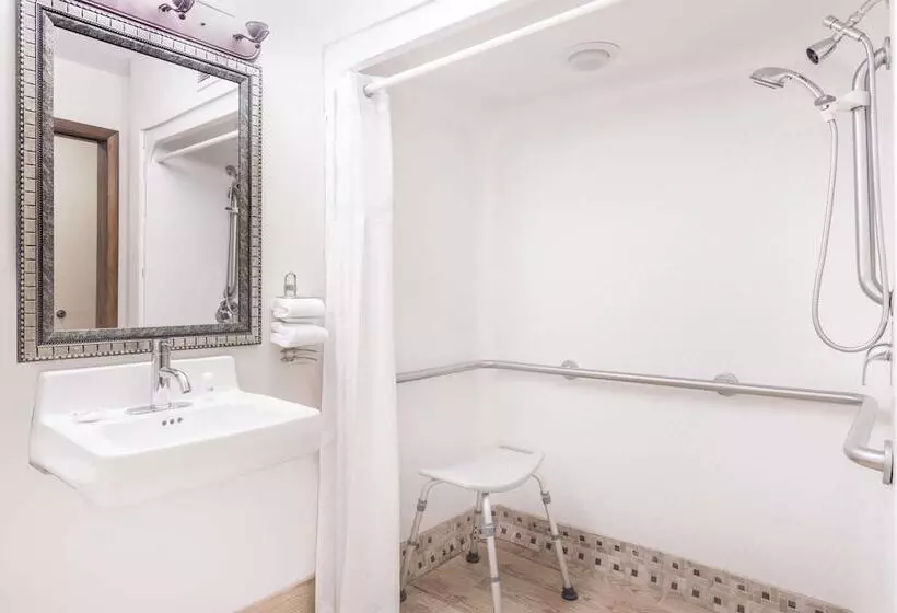 Hotel Baymont By Wyndham Lagrange