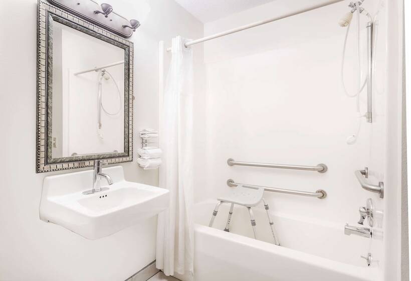 בית מלון כפרי Baymont By Wyndham Lagrange