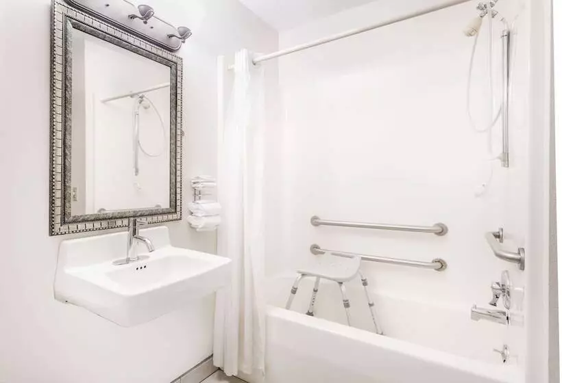 Hotel Baymont By Wyndham Lagrange