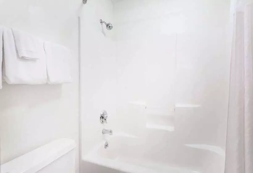 Hotel Baymont By Wyndham Lagrange