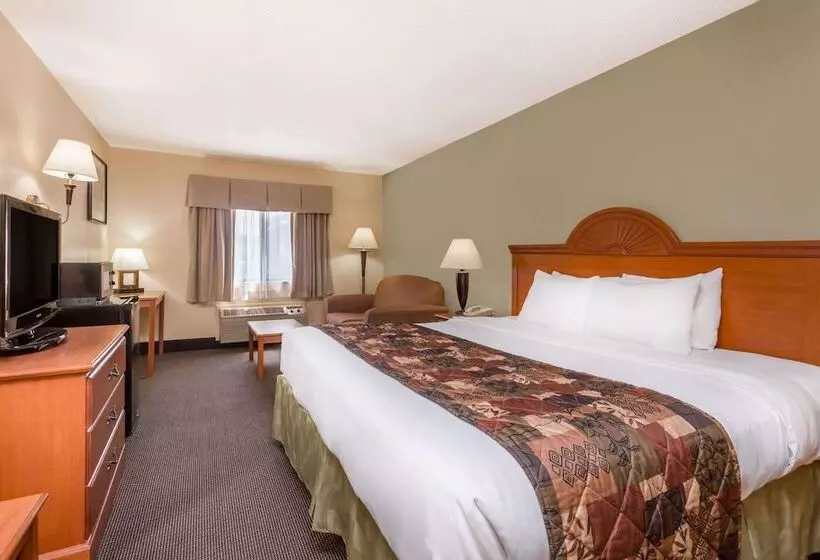 Hotel Baymont By Wyndham Lagrange