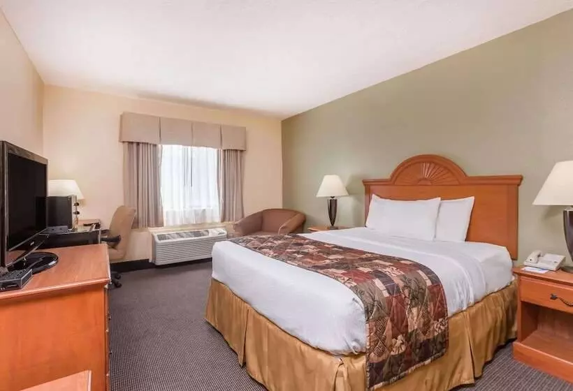 Hotel Baymont By Wyndham Lagrange