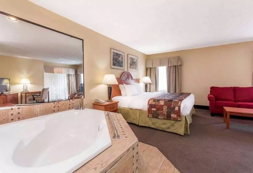 Hotel Baymont By Wyndham Lagrange