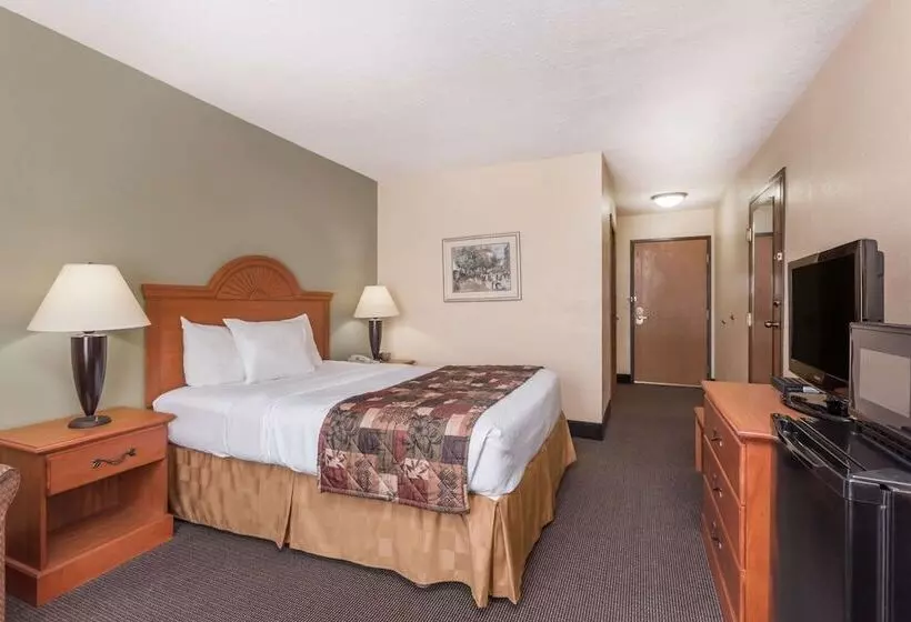 Hotel Baymont By Wyndham Lagrange