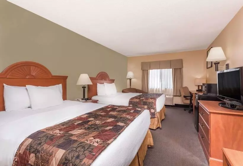 Hotel Baymont By Wyndham Lagrange