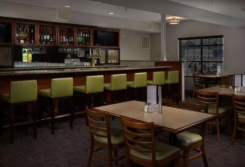 Отель Country Inn & Suites By Radisson, Portland International Airport, Or