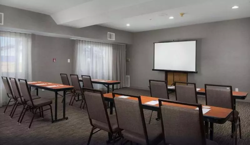 Отель Country Inn & Suites By Radisson, Portland International Airport, Or