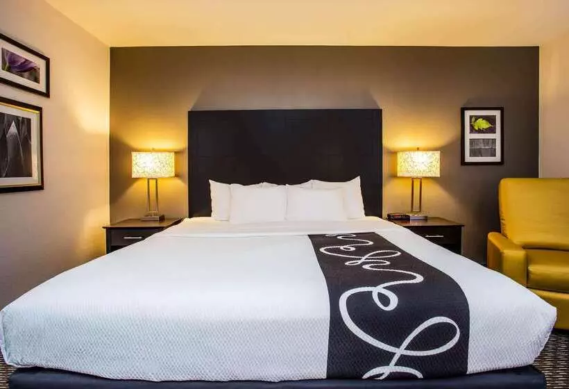 هتل La Quinta Inn By Wyndham Oshkosh