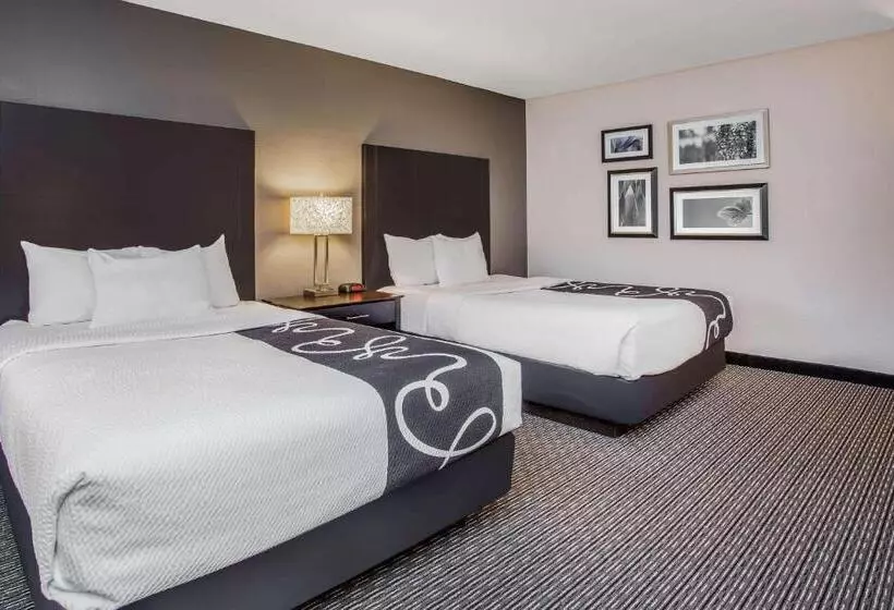 هتل La Quinta Inn By Wyndham Oshkosh