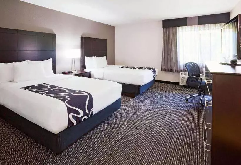 هتل La Quinta Inn By Wyndham Oshkosh