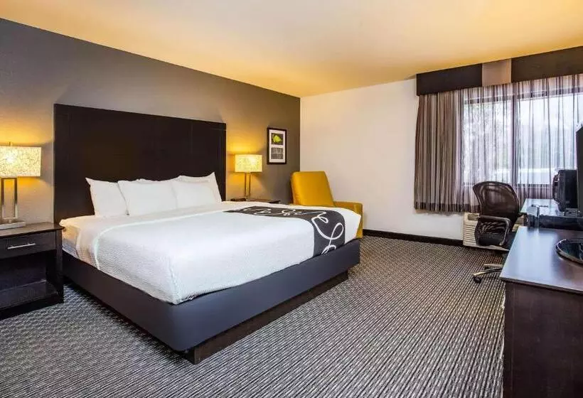 هتل La Quinta Inn By Wyndham Oshkosh