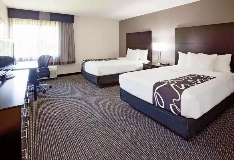 هتل La Quinta Inn By Wyndham Oshkosh