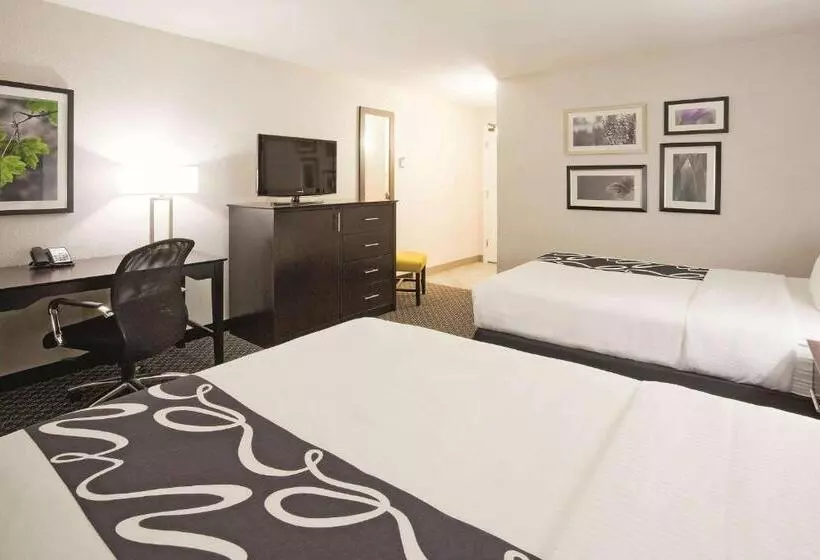 هتل La Quinta Inn By Wyndham Oshkosh