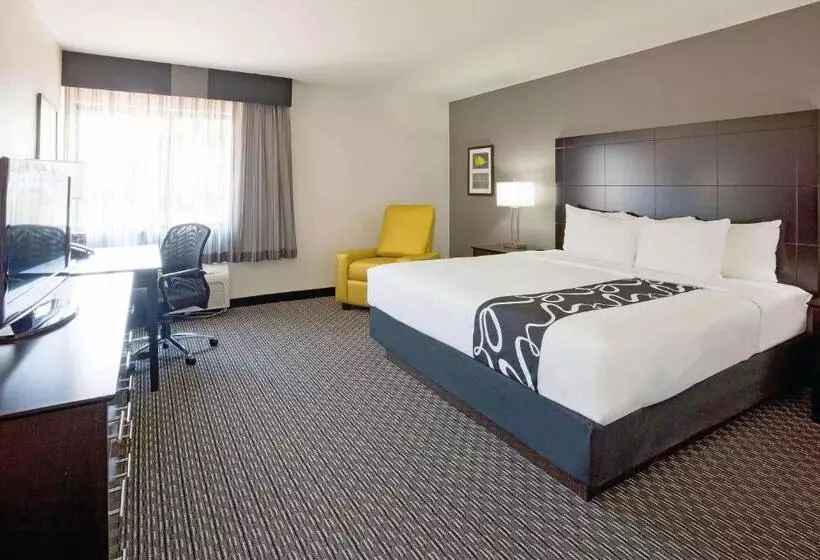 هتل La Quinta Inn By Wyndham Oshkosh