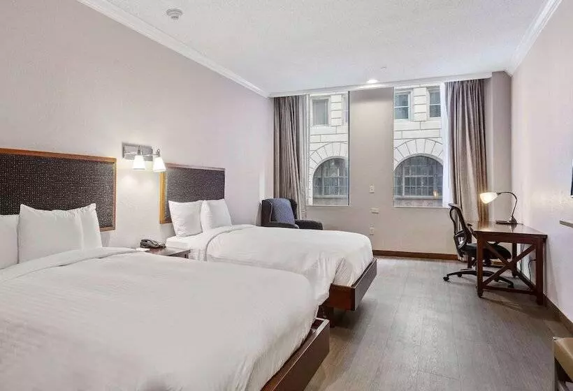 هتل Wyndham Garden Baronne Plaza