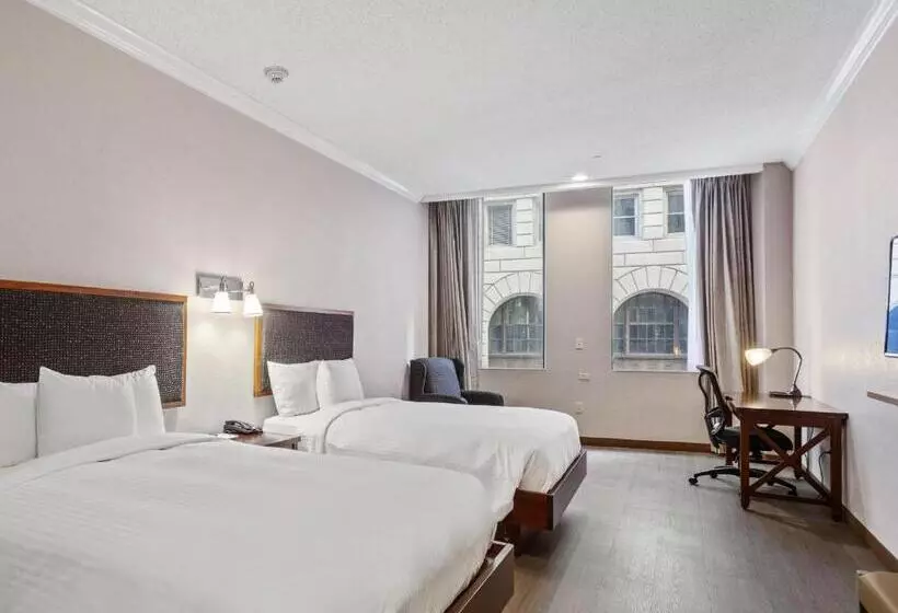 هتل Wyndham Garden Baronne Plaza