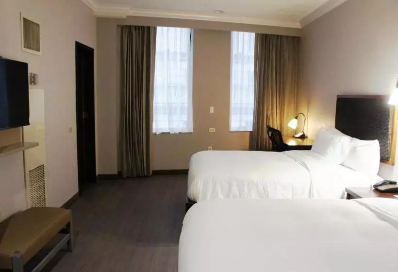 هتل Wyndham Garden Baronne Plaza