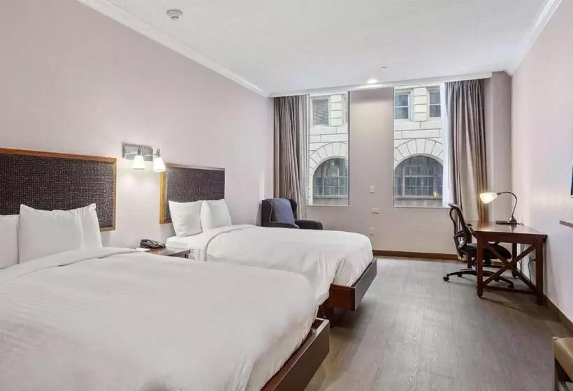 هتل Wyndham Garden Baronne Plaza