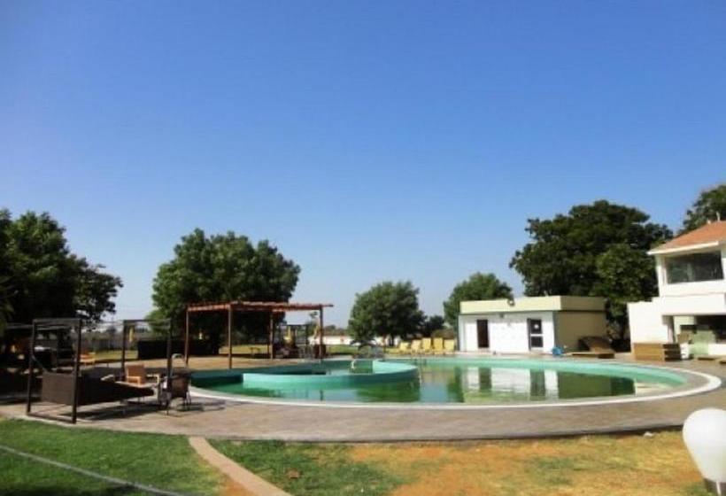 ホテル Top3 Lords Resort Bhavnagar