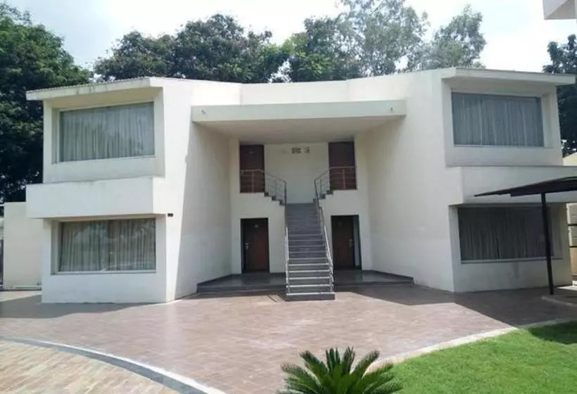 هتل Top3 Lords Resort Bhavnagar