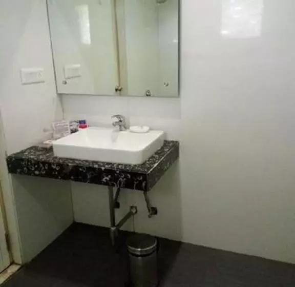 هتل Top3 Lords Resort Bhavnagar