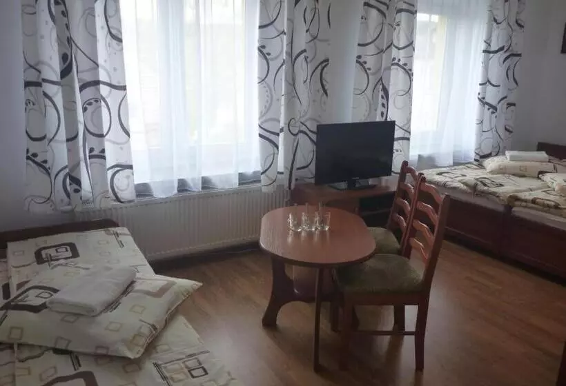 Hotelli Ośrodek Wypoczynkowy Nad Stawem   Holiday Resort By The Lake   Erholungsheim Am See   Prázdninový Dů