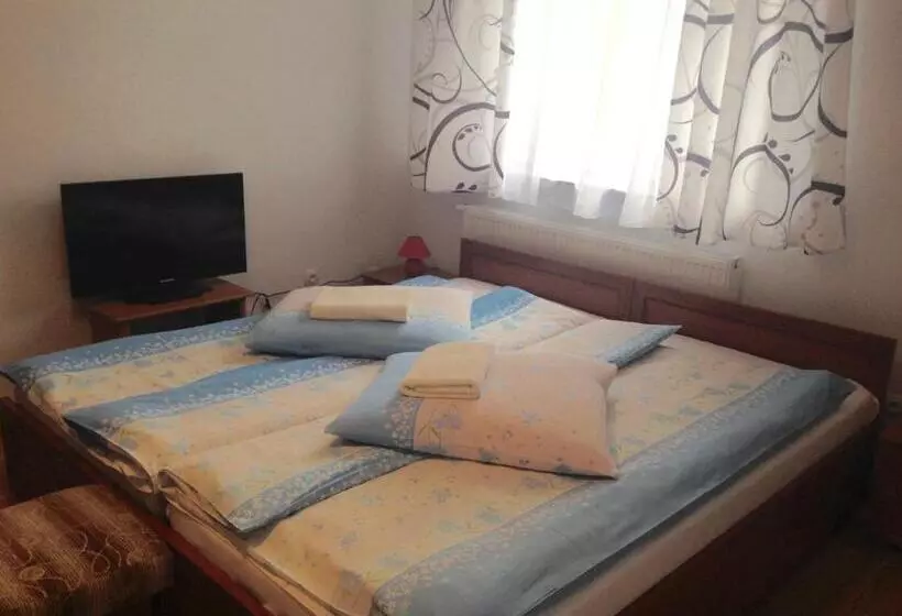 Hotelli Ośrodek Wypoczynkowy Nad Stawem   Holiday Resort By The Lake   Erholungsheim Am See   Prázdninový Dů